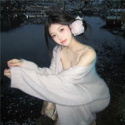 坐在酒吧里吃蛋糕